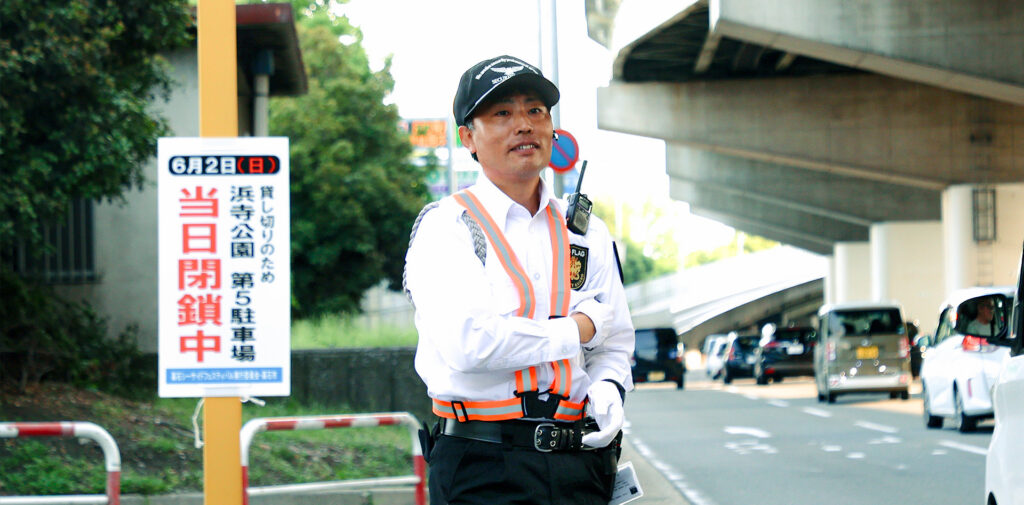 誘導する男性スタッフ