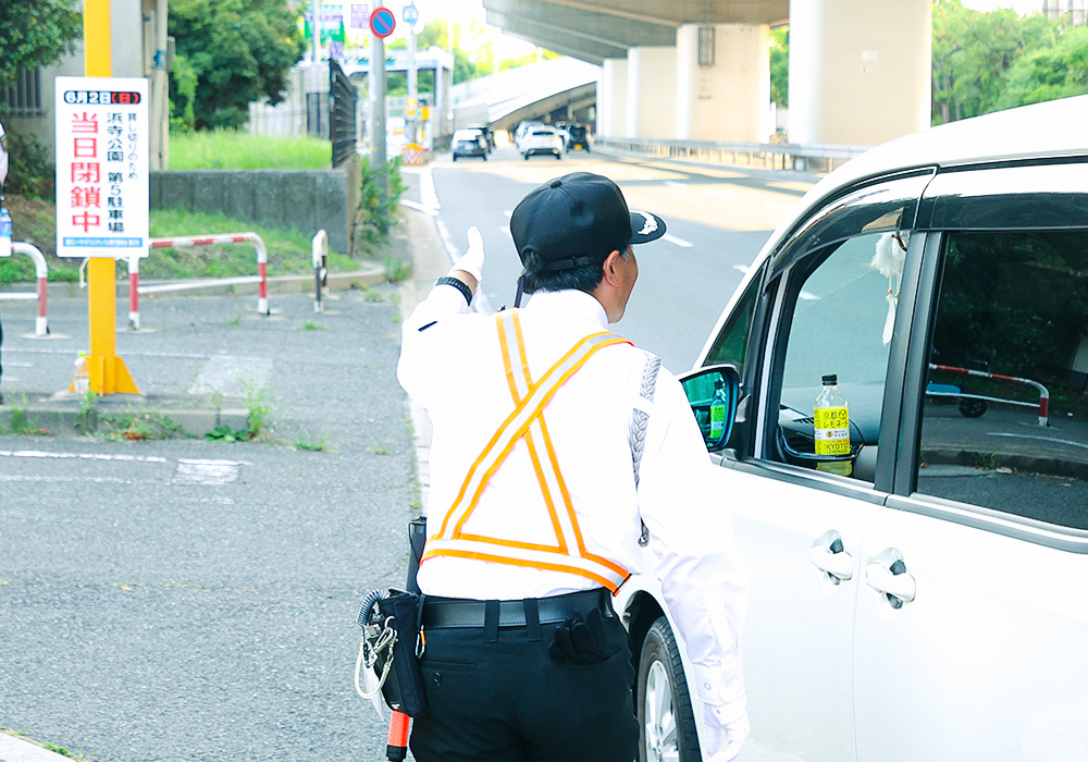 車に話しかけるスタッフ